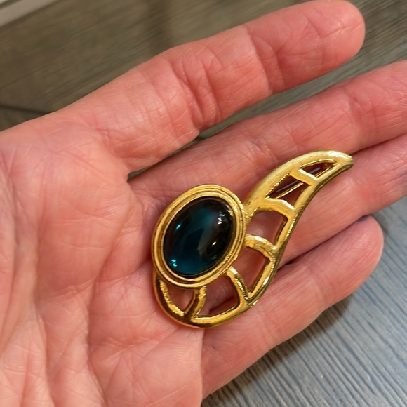 Vintage Abstract Paisley Swoop Gold-tone Pin with Emerald Green Cabochon Gem - Picture 11 of 16